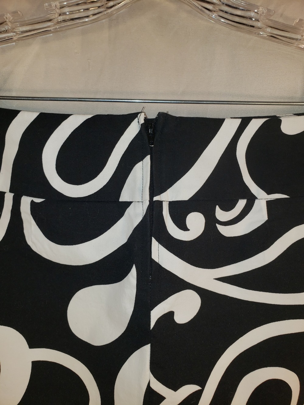 New York & Company Black and White Swirl Mini Skirt -10 - Picture 3 of 4